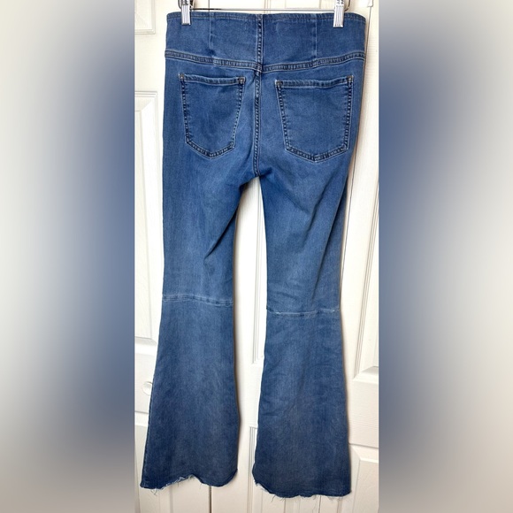 FREE PEOPLE Penny Pull On Jeans Flare Leg Bell Bottoms Blue Wash Mid Rise Boho - Picture 6 of 10